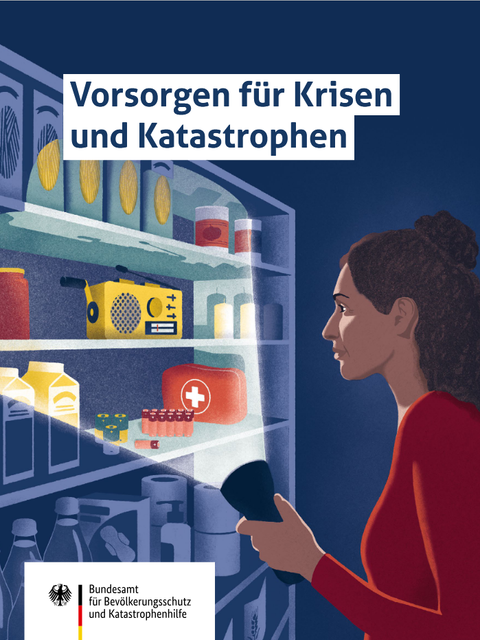 Frau mit Taschenlampe vor einem Regal mit Vorräten und einem Radio, darüber der Schriftzug 'Vorsorgen für Krisen und Katastrophen'