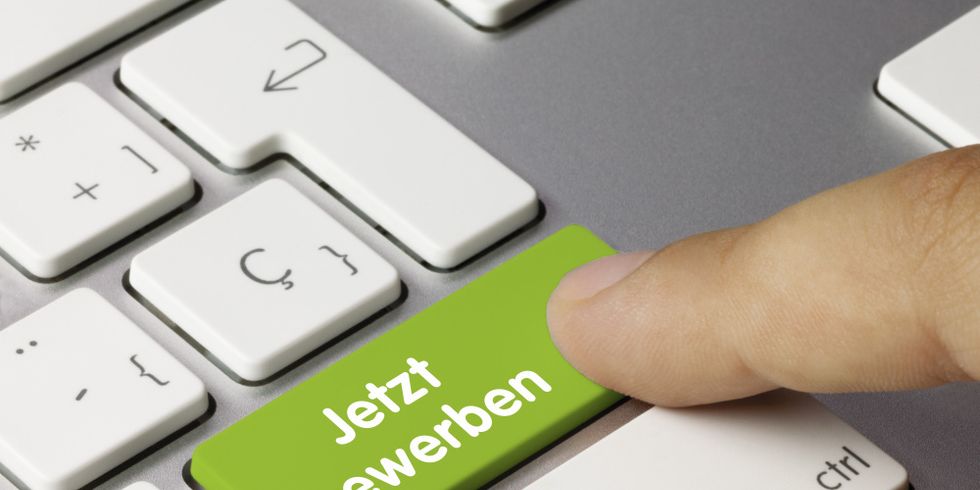 Tastatur mit einer grünen Taste auf der "Jetzt bewerben" steht