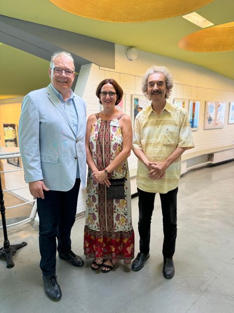 Kulturstadtrat Harald Muschner, die Leiterin der Jugendkunstschule Atrium Claudia Güttner und Vorstandsmitglied des Freundeskreises Atrium e.V. Hans Marquardt (v.l.) bei der Ausstellungseröffnung „Guck mal im MV!“ in der Jugendkunstschule (Bild: BA Reinickendorf)
