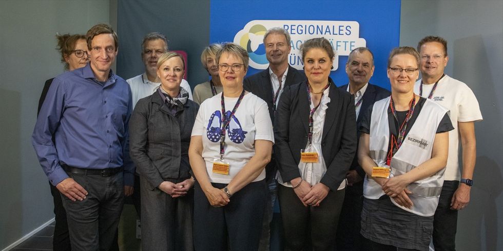 Kathrin Klisch (Wirtschaftsförderung), Cedrik Lutz (Regionales Fachkräfte-Bündnis), Andy Hehmke (Stadtrat für Schule, Sport und Facility Management), Helene Anders (Vorstand FKU), Ines Richter (East Side Mall), Regine Sommer-Wetter (stellv. Bezirksbürgermeisterin und Bezirksstadträtin für Arbeit, Bürgerdienste und Soziales), Stephan Felisiak (Geschäftsführer Jobcenter Friedrichshain-Kreuzberg), Ines Kwiatek (SenBJF, Jugendberufsagentur), Rolf Hempel (Vorstand FKU), Romana Wittmer (Beauftragte für Gute Arbeit), Peter Schulz (Jugendberufsagentur) (v.l.n.r.)