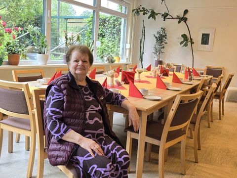 Eva (80) freut sich auf ihre Gäste zum "Fest der Kulturen" das sie regelmäßig in der BGS-Gitschiner Straße organisiert