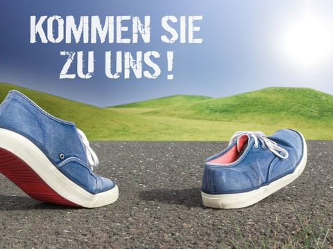 Laufende Schuhe mit Schrift "Kommen Sie zu uns!"