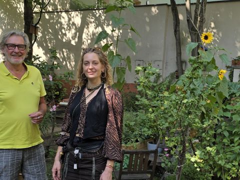 Roger Heymann und Grünberaterin Lina Below vor den Hochbeeten im Garten