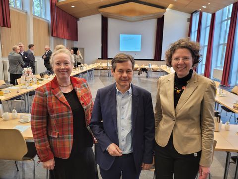 Vor Tagungsbeginn: BBU-Vorständin Maren Kern, Bezirksbürgermeister Uwe Brockhausen und Stadträtin Korinna Stephan (v.l.) (Bild: BA Reinickendorf)
