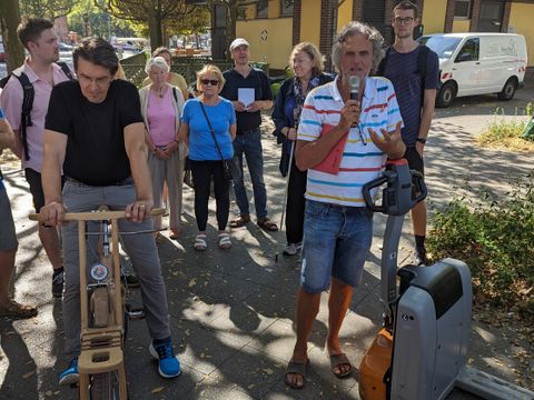 Umweltstadtrat Oliver Schruoffeneger begrüßt die Teilnehmenden des Kiezspaziergangs und stellt das Thema vor
