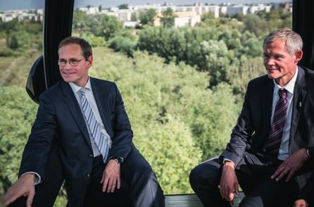 Der Regierende Bürgermeister von Berlin, Michael Müller, und IGA-Geschäftsführer Christoph Schmidt bei der Jungfernfahrt der IGA-Seilbahn am 9. September 2016