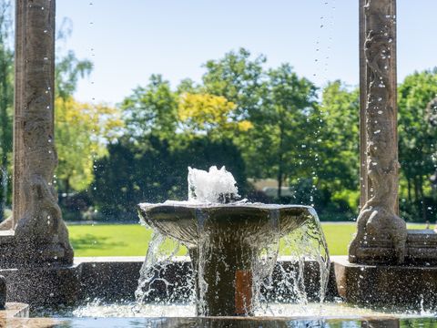 Nahaufnahme vom Wasserbecken des Märchenbrunnens im von der Schulenburg Park Neukölln