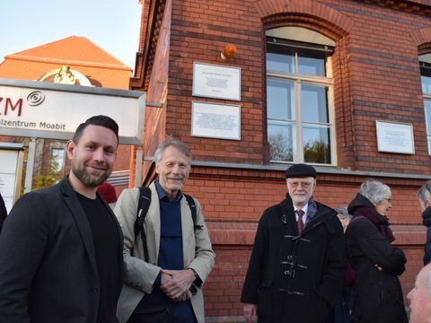 Bezirksstadtrat Christoph Keller, Christian Pross und Thomas Abel vor den Gedenktafeln am ehemaligen Krankenhaus Moabit.