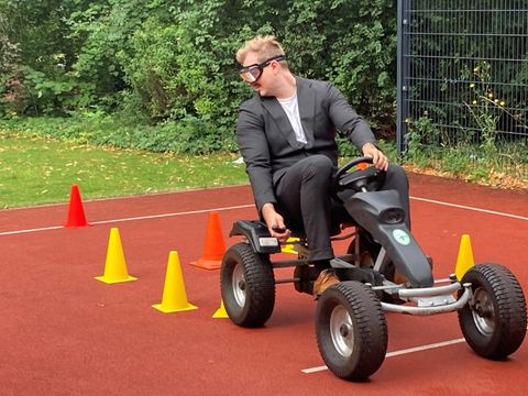 Auch Max Kindler, Stadtrat für Jugend, Familie und Gesundheit, versuchte mit Rauschbrille rückwärts einzuparken (Bild: Bezirksamt Friedrichshain-Kreuzberg)