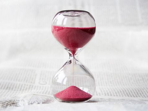 Sand rieselt in der Sanduhr nach unten, es wird knapp. Jetzt schnell zum Kurs anmelden.