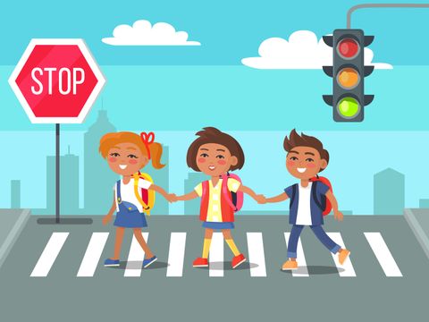 Kinder überqueren Straße in der Stadt