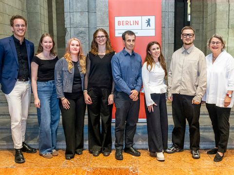 Verleihung des Studienpreises 2026 am 17.06.2026 im Vestibül des Bärensaals im Alten Stadthaus, vlnr: Landeskonservator Prof. Dr. Christoph Rauhut, die Preisträgerinnen und Preisträger Anna Schiel, Sophia Schapiro, Lina Roling, Fabian Matuschka, Lena Zoelle, Maik Kleiner sowie rechts im Bild Senatsbaudirektorin Prof. Petra Kahlfeldt