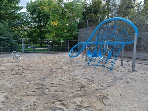Spielgerät auf dem sanierten Spielplatz in der Dillgesstraße
