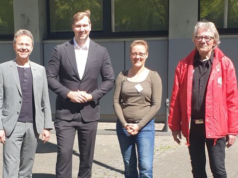 Max Kindler, in Vertretung Stadtrat für Arbeit, Ramona Wittmer, Bezirksbeauftragte für Gute Arbeit, Jörn Rieken vom Deutschen Gewerkschaftsbund und Harald Henzel, stellvertretender Leiter vom Landesamt für Arbeitsschutz, Gesundheitsschutz und technische Sicherheit vor dem Dienstgebäude Yorkstraße