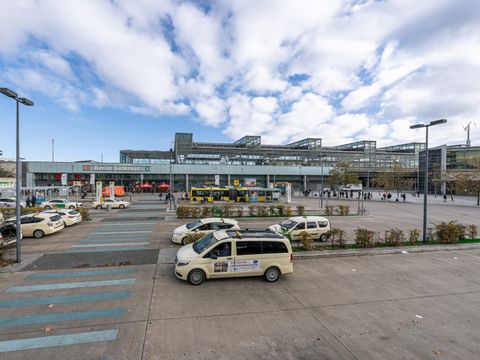 Hildegard-Knef-Platz mit Blick auf Taxis und Bahnhof Südkreuz