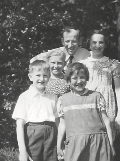 Die Kinder Werner und Margarete (vorn) sowie Ursula und Werners Schwester (hinten) mit Werners Vater (Bild: privat)