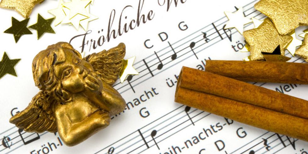 Weihnachtsmusik auf einem Notenblatt mit Weihnachtsschmuck