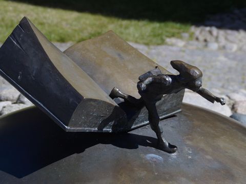 Skulptur offenes Buch 