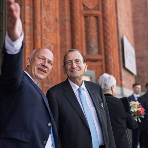 Berlins Regierender Bürgermeister Kai Wegner und der Bürgermeister von Tel Aviv Ron Huldai vor dem Roten Rathaus betrachten die israelische Flagge am Fahnenmast