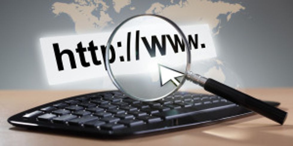 PC-Tastatur und Lupe vor Weltkarte und Schriftzug http://www.