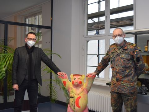 Bezirksbürgermeister Stephan von Dassel empfing Brigadegeneral Jürgen Uchtmann, Leiter des Landeskommandos Berlin