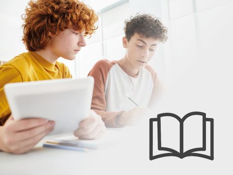 Zwei Schüler lernen zusammen