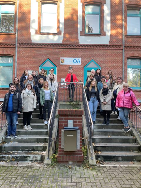 Bezirksstadträtin Schrod-Thiel und Ludwigsburger Studierende vor dem Dienstgebäude des Ordnungsamtes (Bild: BA Reinickendorf)