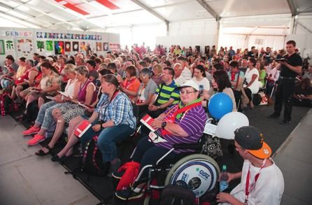 Aufmerksame Teilnehmende bei einer Kirchentagsveranstaltung in Stuttgart