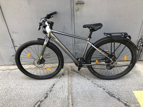 Silberfarbenes Herrenfahrrad
