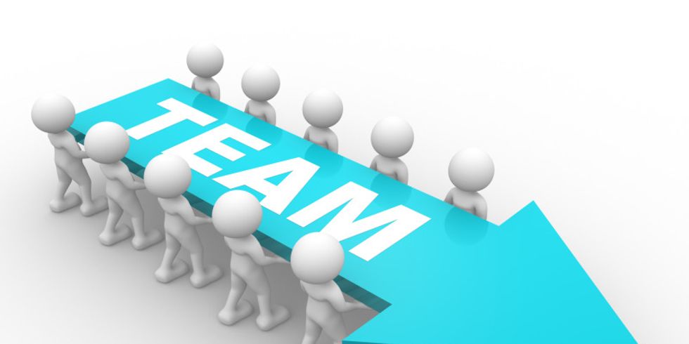 Viele Männchen halten Pfeil mit der Aufschrift Team