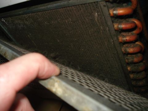vollkommen verschmutztes Kühlaggregat in einer Imbißküche