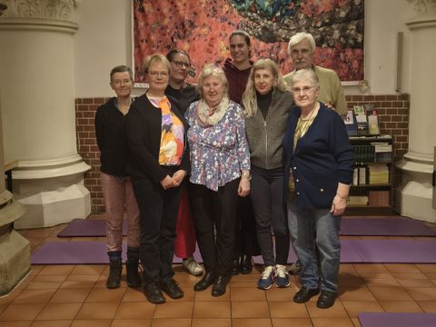 Regine Sommer-Wetter mit der Pfarrerin Frau Albrecht und weiteren Helfer*innen