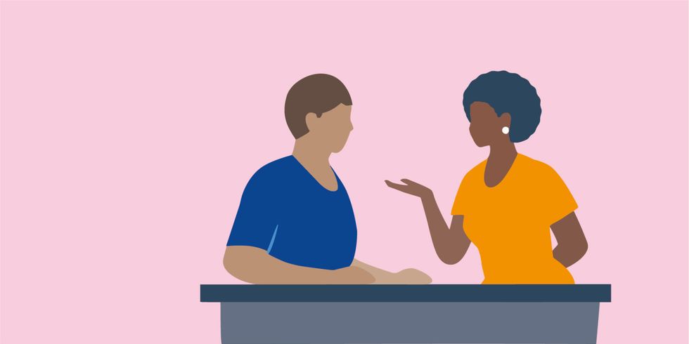 Zwei Personen unterhalten sich an einem Tisch