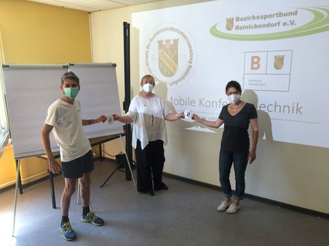 Die Bezirksverordnetenvorsteherin Kerstin Köppen überreicht die Sondermittel-Plakette an den Bezirkssportbund Reinickendorf e.V. (Bild: BA Reinickendorf)