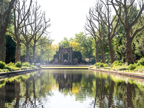 Märchenbrunnen und Spiegelbecken im von der Schulenburg Park