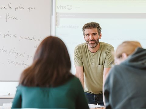 Floran Bayle - Unterrichtsszene mit zwei Frauen im Vordergrund