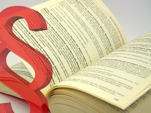 Paragrafen-Zeichen und aufgeschlagenes Gesetzbuch zum Mietrecht