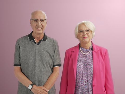 Auf dem Bild sind zwei Senioren in einer Interview Situation zu sehen