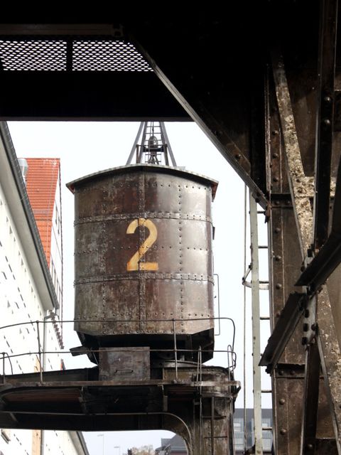 Krananlagen - ein Überbleibsel von der ursprünglichen Hafennutzung.