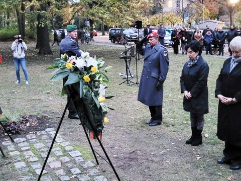 Bürgermeisterin Demirbüken-Wegner (Mitte), BVV-Vorsteherin Köppen und Oberst Roßmanith ehren die Opfer der Gewaltherrschaft. (Bild: BA Rdf)