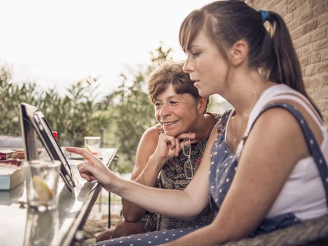 Frau mit Jugendlicher am Tablet