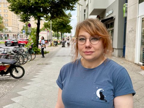 Auf dem Foto ist eine Mitarbeiterin des Bezirksamts Friedrichshain-Kreuzberg abgebildet.