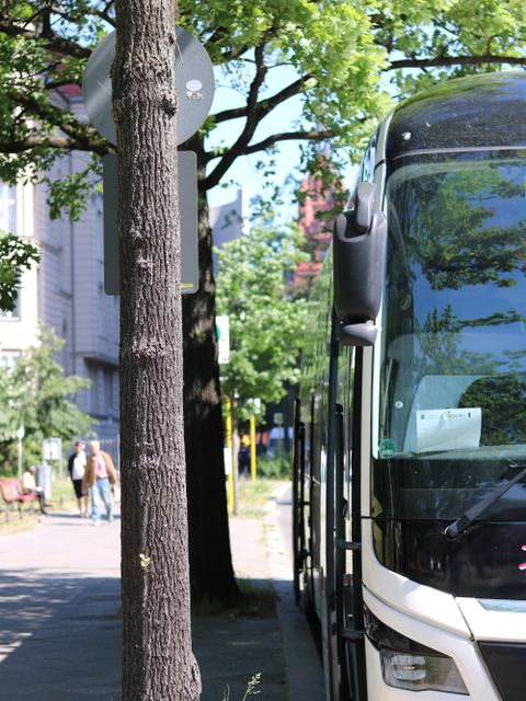 Parkender Bus (Bild: Bezirksamt Steglitz-Zehlendorf von Berlin)