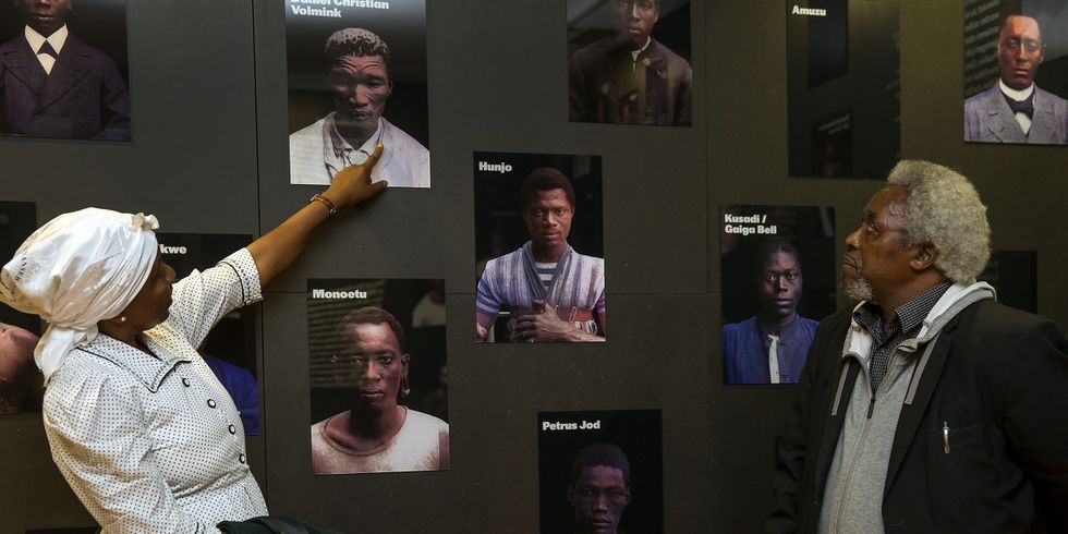 Dekoloniale Erinnerungskultur in der Stadt, Mann und Frau schauen auf Bild