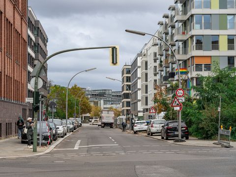 Blick vom Bahnhof Südkreuz nach Westen in die Ella-Barowsky-Staße
