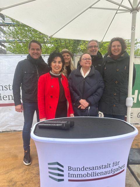Waren beim Baustellenfest in Berlin-Reinickendorf dabei (von links): Christoph Zielinski, Leiter Geschosswohnungsbau ALHO Systembau GmbH, Emine Demirbüken-Wegner, Bezirksbürgermeisterin von Berlin-Reinickendorf, Gabriela Ostermann, Leiterin der BImA-Hauptstelle Portfoliomanagement Berlin, Anette Höchst, CEO ALHO Systembau GmbH, Paul Johannes Fietz, Mitglied des Vorstands der BImA, und Korinna Stephan, Bezirksstadträtin für Stadtentwicklung (Bild: BA Reinickendorf)