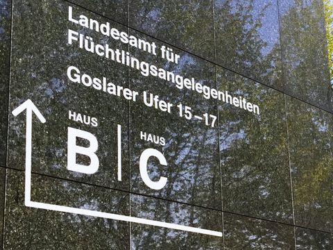 Blick auf das Landesamt für Flüchtlingsangelegenheiten und Unterbringung in der Darwinstraße