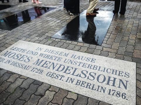 Der Text der marmornen Gedenktafel von 1829