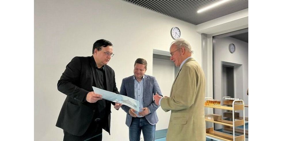 2023-02-27 Michael Grunst und Stadtrat Martin Schaefer bei der Bezirkstalerübergabe an Bodo Rosahl © BA Lichtenberg