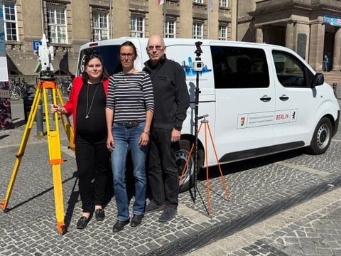 Von links nach rechts: Bezirksstadträtin Eva Majewski, Fachbereichsleiterin Carina Kaiser und Stadtentwicklungsamtsleiter Andreas Baldow mit dem „Neuen“ im Stadtentwicklungsamt
